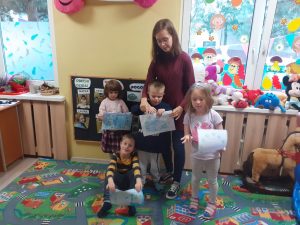 Dzieci chwalą się swoimi pracami