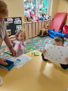 Dziewczynka i chłopczyk kolorują flagę Unii Europejskiej