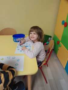 Dziewczynka koloruje gwiazdki