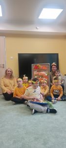Dzieci z paniami na zdjęciu podczas zajęć