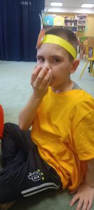 Chłopiec wącha cebulę