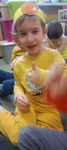 Chłopcu się bardzo podobają zajęcia