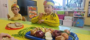 Chłopcy jedzą pizze