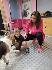 Chłopczyk bawi się z pieskiem