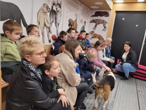 dzieci z nauczycielkami oglądają pieski