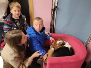 Chłopczyk głaszcze pieska