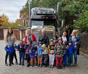 Dzieci po spotkaniu z pieskami