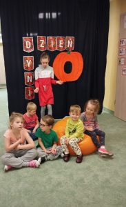 Dzieci pozują na tle dyni