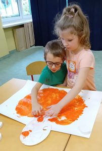 Dzieci malują dynię