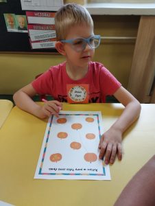 Chłopczyk wykonuje zadanie