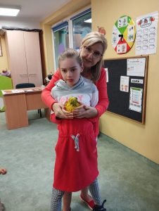 Dziewczynka trzyma dynię