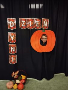 Chłopczyk pozuje jako dynia