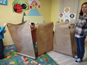 dzieci chwalą się swoimi pracami