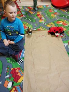 dziecko obrysowało swój kontur