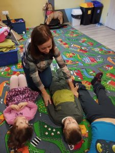 Nauczycielka masuje dzieci