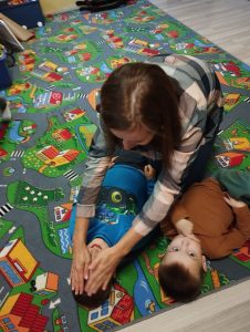 Nauczycielka masuje dziecko