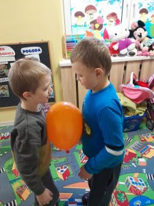 dwa chłopcy tańczą