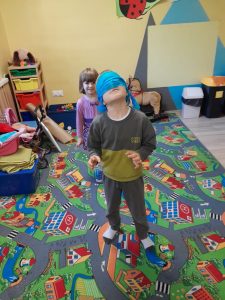 chłopczyk z zasłoniętymi oczami