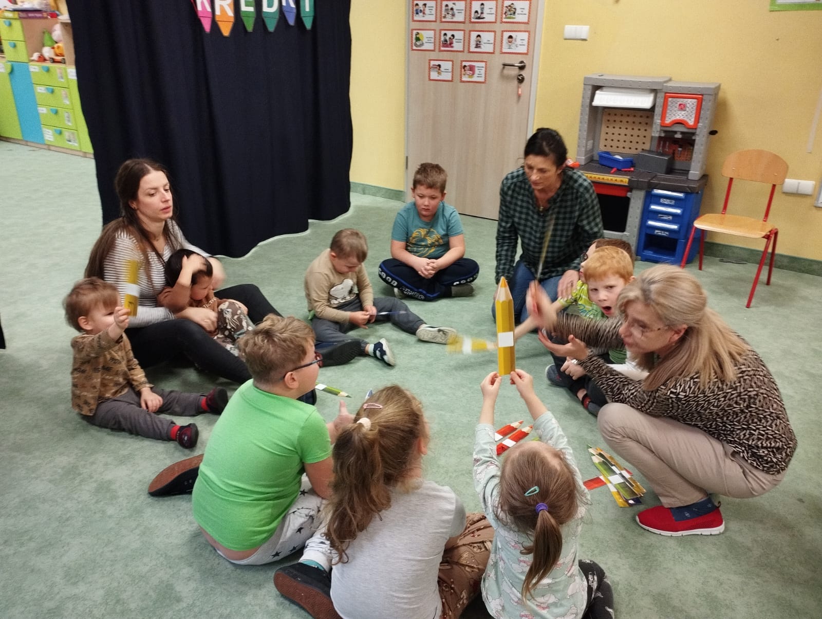 Dzieci układają kredki w kółeczku