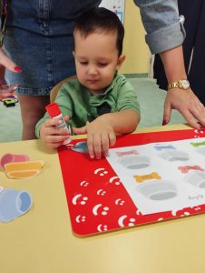 Chłopczyk robi pracę plastyczną