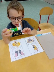 Chłopczyk wykonuje pracę