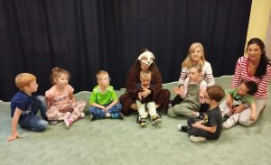 Dzieci siedzą w kółeczku