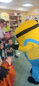 Minionek wita dzieci2