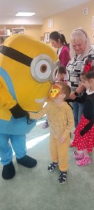 Minionek wita dzieci