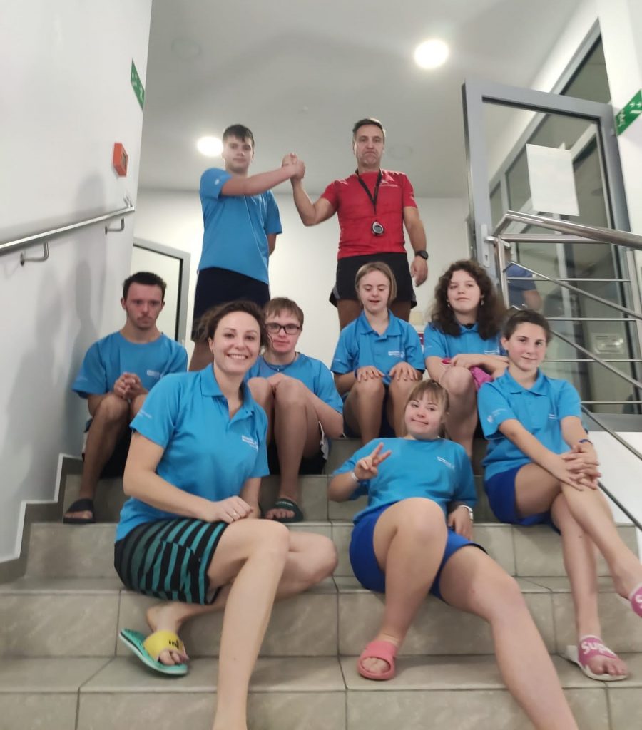 uczniowie biorą udział w XXX Mityngu Pływackim Olimpiad Specjalnych.