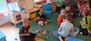 Dzieci bawią się na dywanie