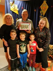 Urodziny pana Szołtyska. Zdjęcie z grupą