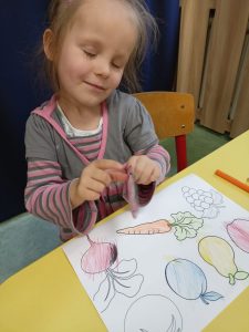 Dziewczynka robi pracę plastyczną