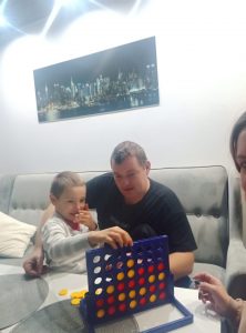 Chłopiec gra w grę z rodzicami