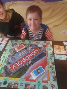 Chłopiec gra w grę planszową