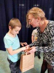 pani wicedyrektor wręcza nagrodę