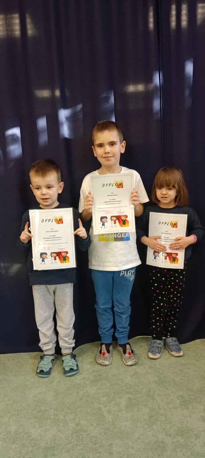 dzieci z dyplomami