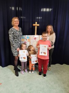 Laureaci konkursu wraz z organizatorką