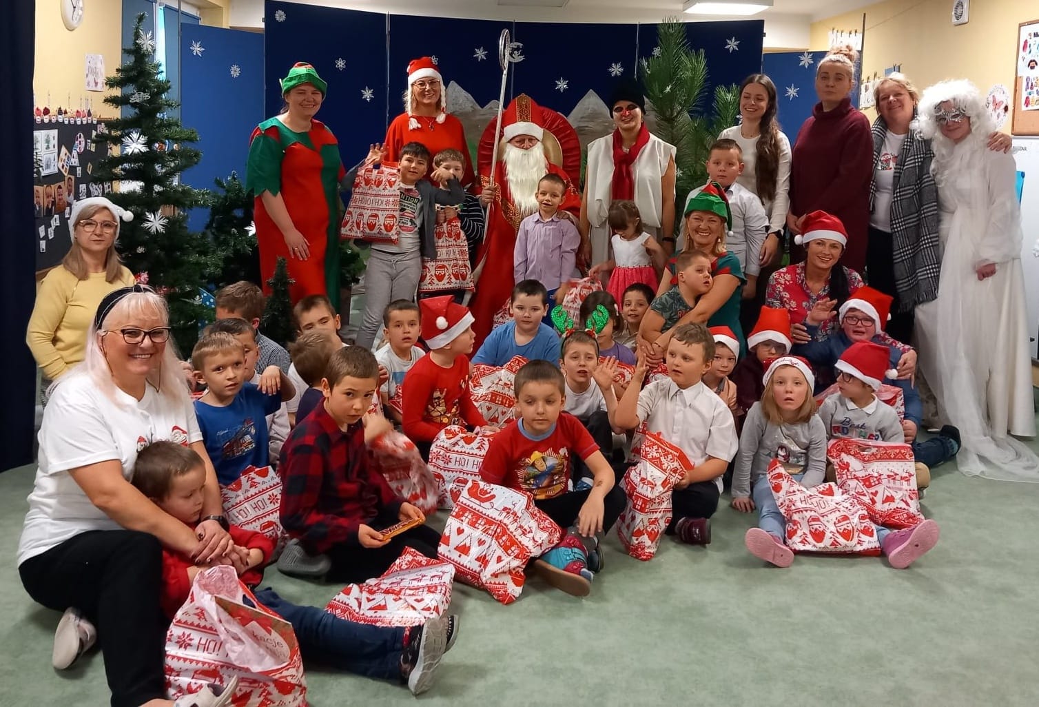 Mikołaj z całym przedszkolem