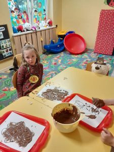 dziewczynka zrobiła pracę plastyczną