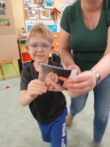 Pani z dzieckiem które trzyma obrazek2