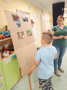 Chłopiec dopasowuje obrazek2