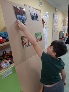 Chłopiec dopasowuje obrazek