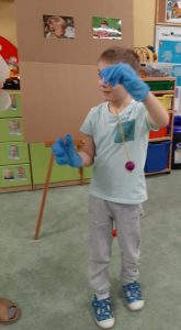 Dziecko bierze udział w eksperymencie