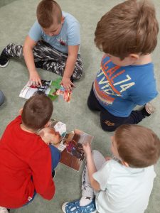 Dzieci układają tematyczne puzzle