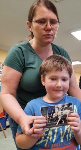 Pani z dzieckiem które trzyma obrazek