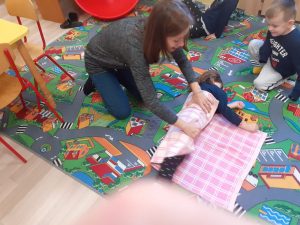 Pani pokazuje dziewczynce ćwiczenia na złość
