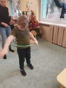 chłopiec kręci hula hop