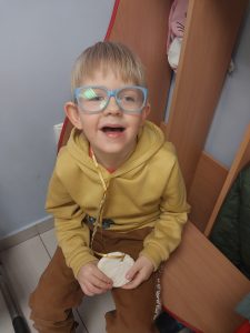 chłopiec sie cieszy z medalem