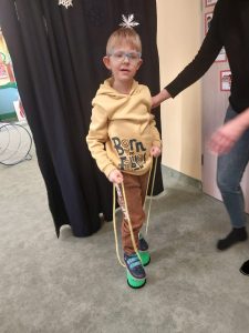 chłopiec chodzi na specjalnych butach