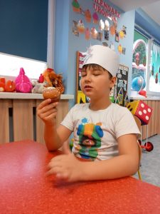 degustacja gotowej babeczki